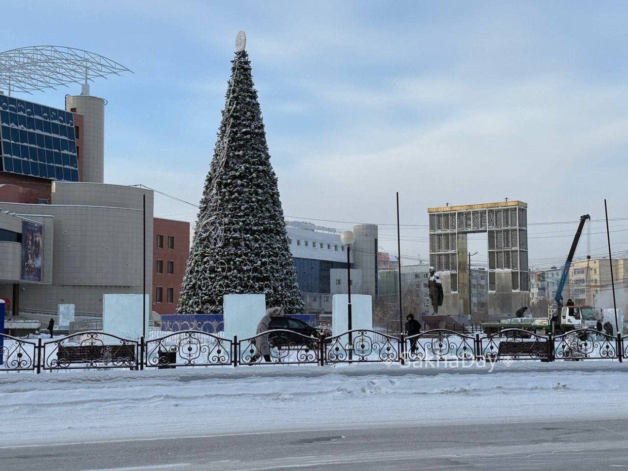На этой неделе демонтируют елку на Орджоникидзе