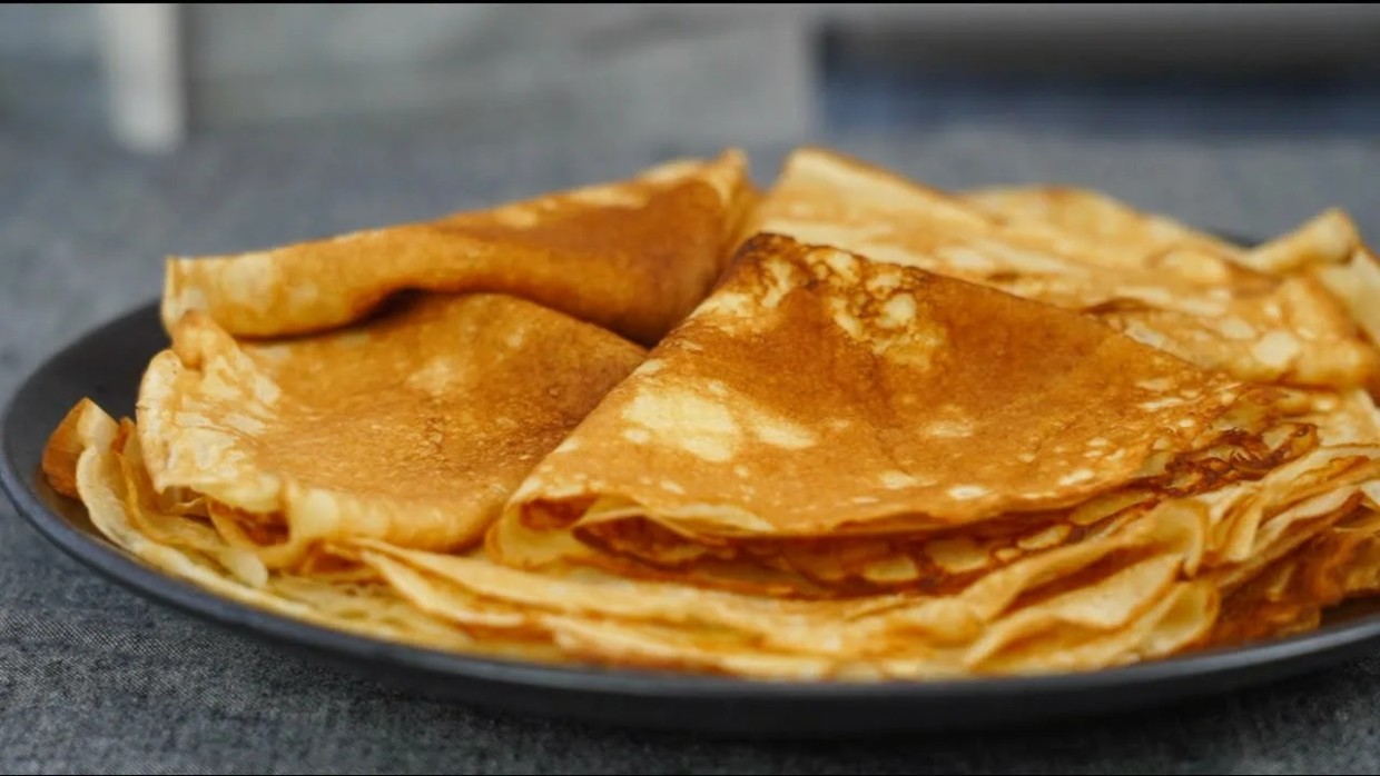 Масленица с тропическим вкусом: почему я пеку блины на ананасовом соке (рецепт без молока и кефира)