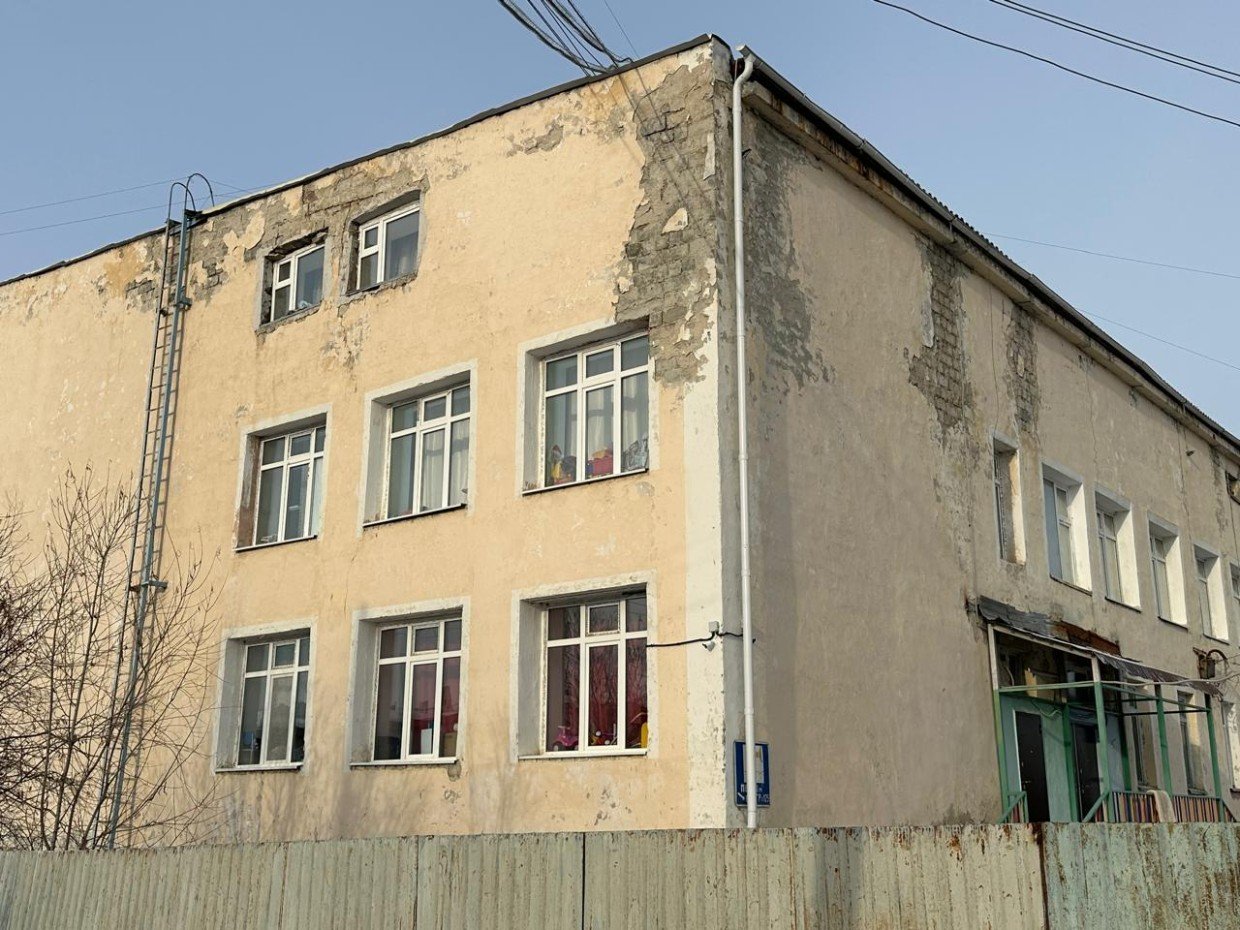 Фотофакт: Еще один детсад с облупленным фасадом
