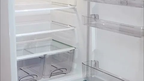 Желтизна уйдёт мгновенно: зачем я добавляю марганцовку в хозяйственное мыло при мытье холодильника