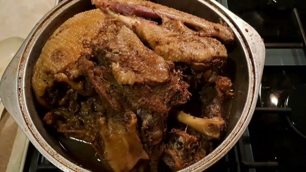 Мясо будет таять во рту: секрет моей мамы, как приготовить сочного гуся в вине