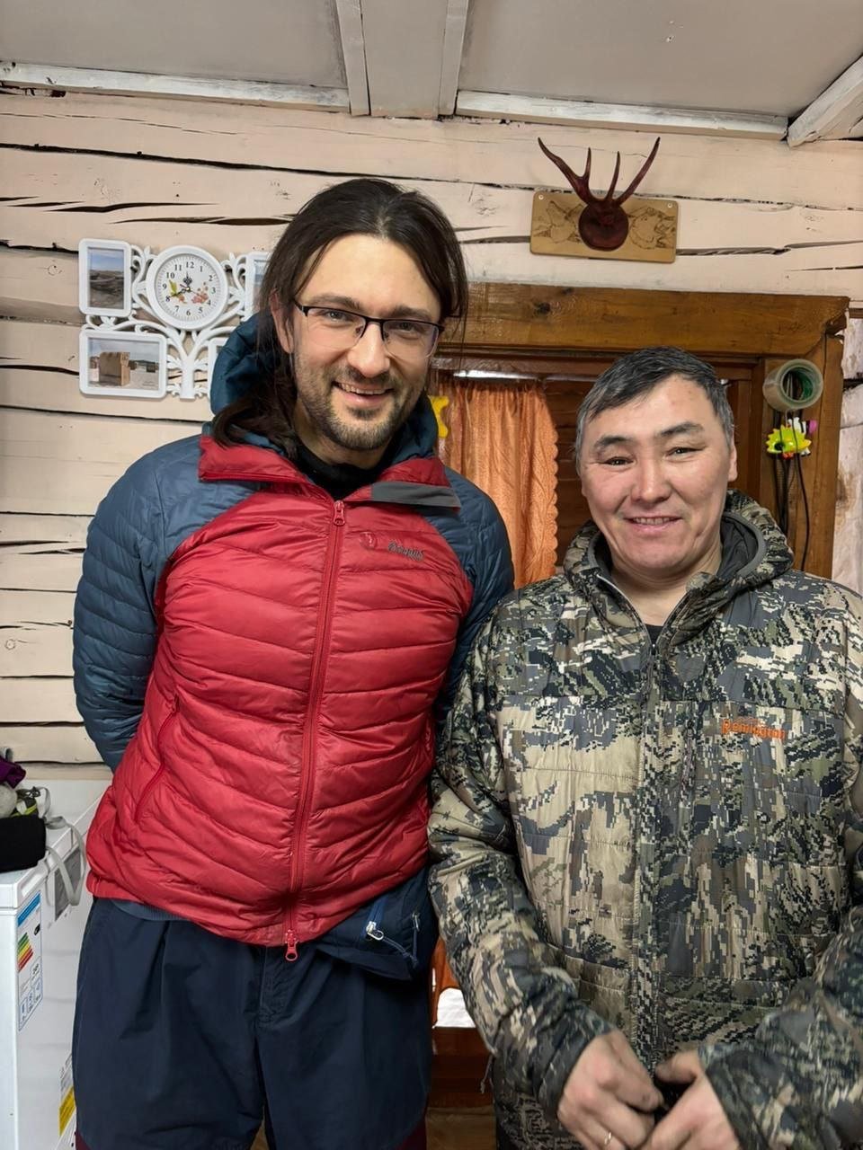 Фотофакт: Швейцарского путешественника сопровождают оленеводы