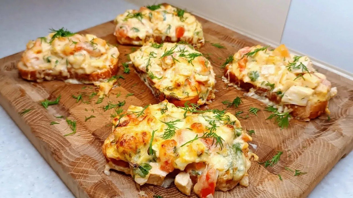 Лучше горячих бутербродов: мини-пиццы на батоне по рецепту Натальи Калниной за 15 минут