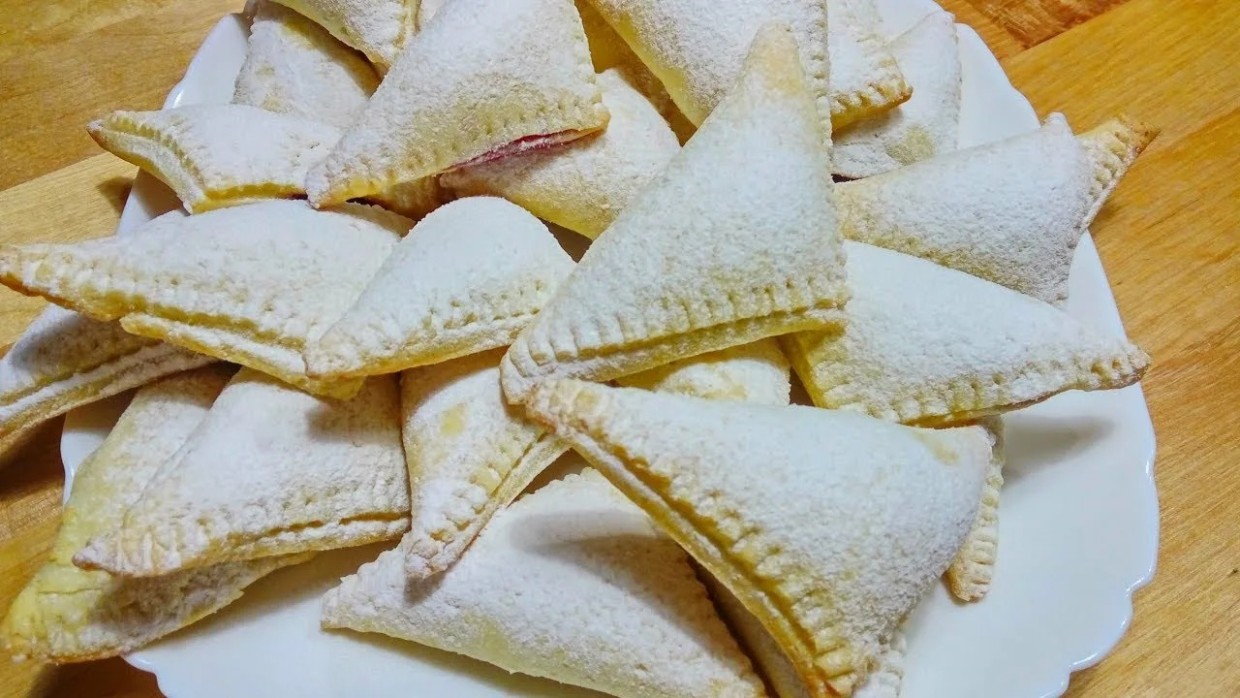 Всего 2 ингредиента и 20 минут: готовлю гору слоёных «конвертиков» к чаю, когда гости на пороге