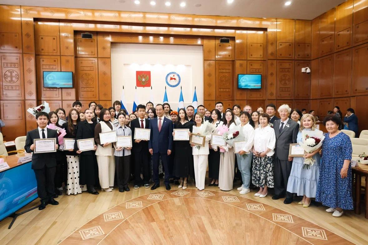 100 тысяч за 100 баллов. Глава Якутии продлил выплату школьникам