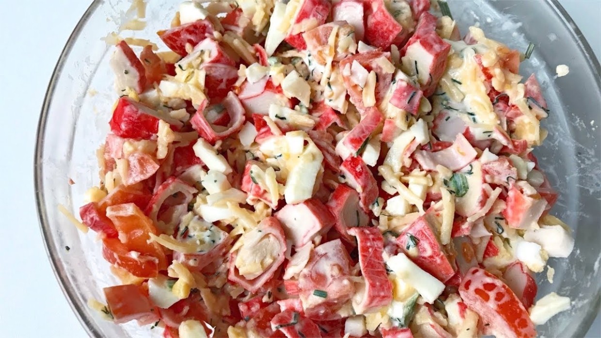 Весенний, яркий, вкусный: простой салат с крабовыми палочками — из 4-х продуктов