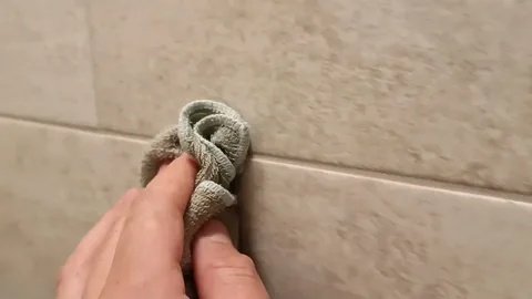 Ванная засияет как новая: копеечное средство из кухни, которое отбеливает швы за 10 минут