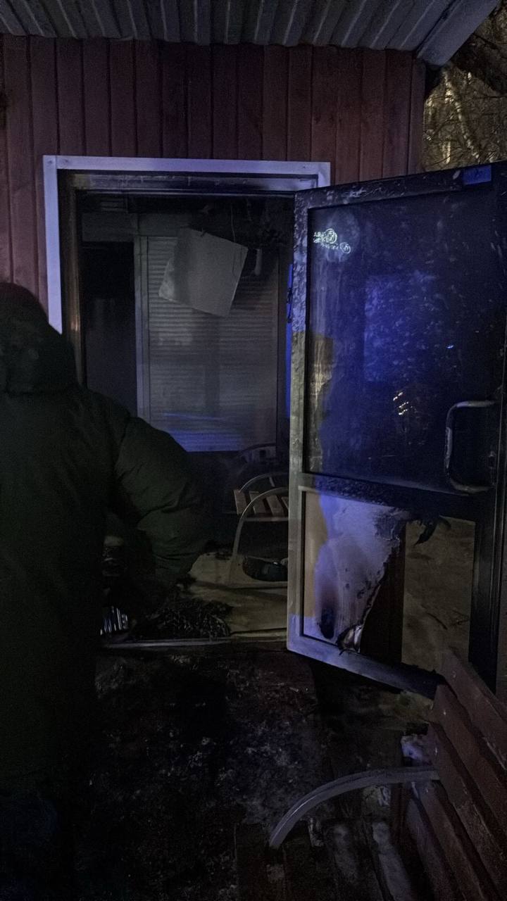 В Якутске подожгли теплую остановку «Спортшкола», один человек пострадал