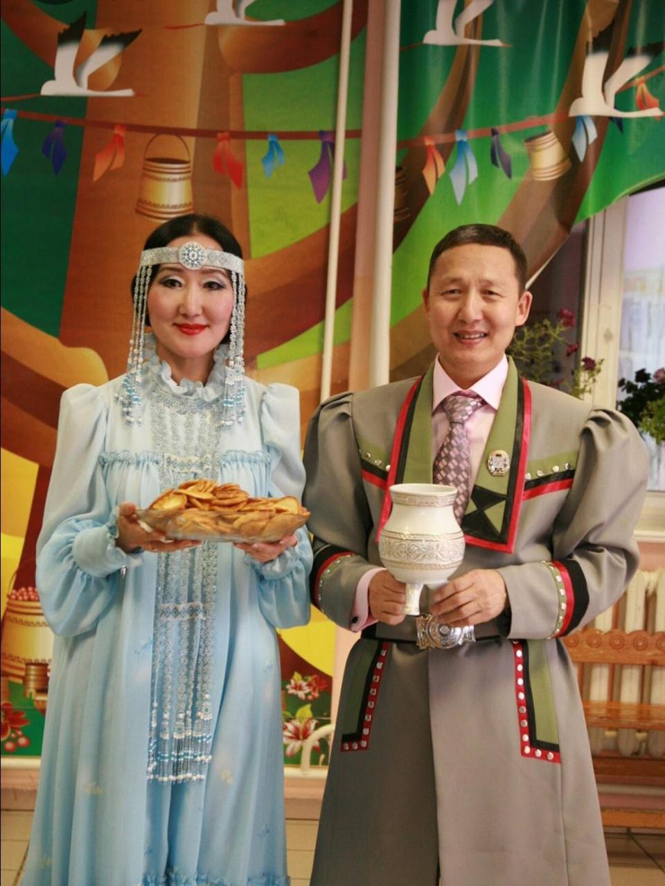 Якутянка в 60 лет стала невестой. Предложение сделали прямо на сцене