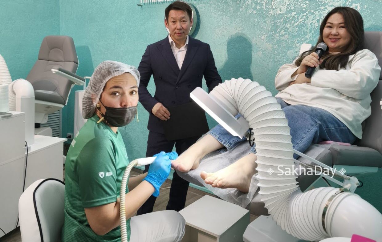 Якутянка делает педикюр 24 часа. Получится ли у нее установить рекорд России?