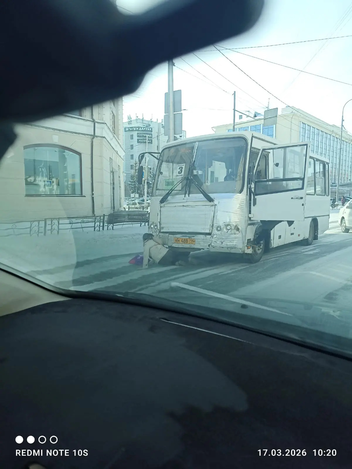В Якутске женщина чуть не угодила под автобус