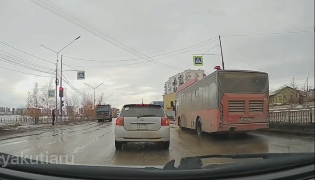 За проезд на красный в Якутске водителя отправили учить ПДД