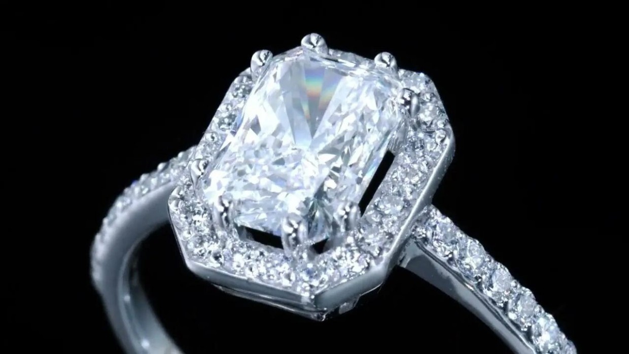 Знайте чувство меры: как грамотно носить украшения — чтобы они не резали глаза