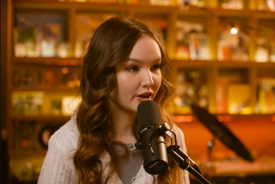 "Девочка со стаканчиками" Арина Данилова сообщила, что, наконец, стала независимым артистом