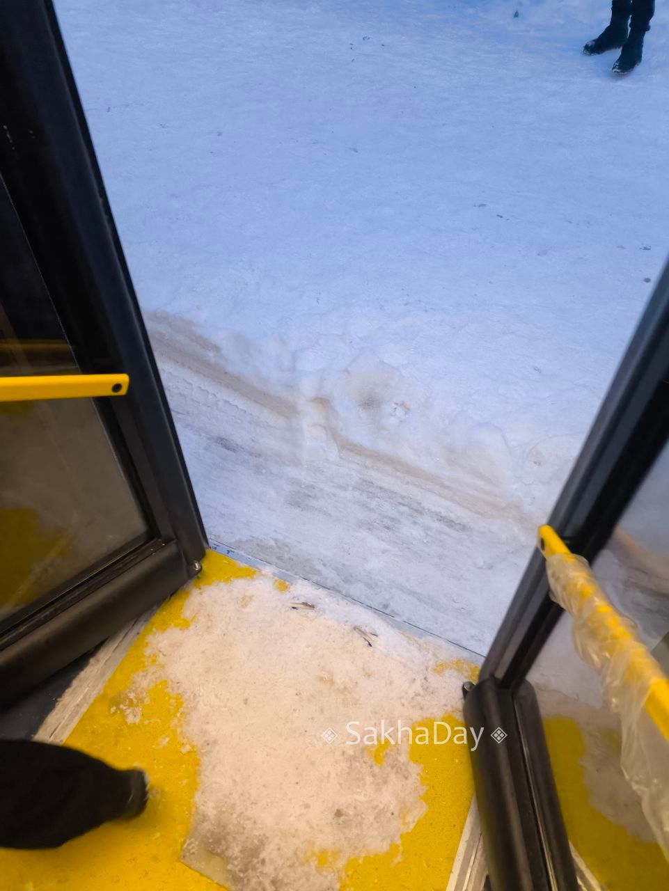 "Я даже не успела понять, что произошло". Жители Якутска жалуются на скользкие автобусные остановки