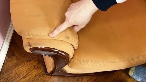 Диван как новый за 15 минут: копеечный «коктейль» от пятен, который спас мою гостиную