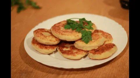 Забудьте про сахар и изюм: шеф Ивлев показал, как приготовить сырники с ветчиной и сыром