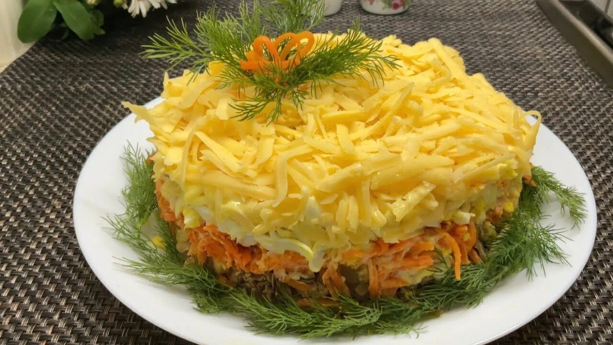 Традиционное блюдо русской кухни: слоёный салат с печенью — классический рецепт