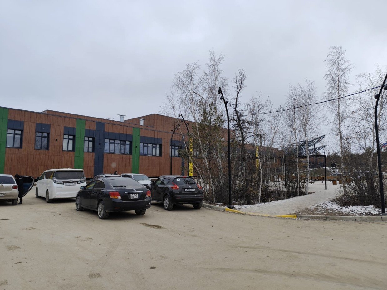 В Якутске охранник школы применил силу к родительнице