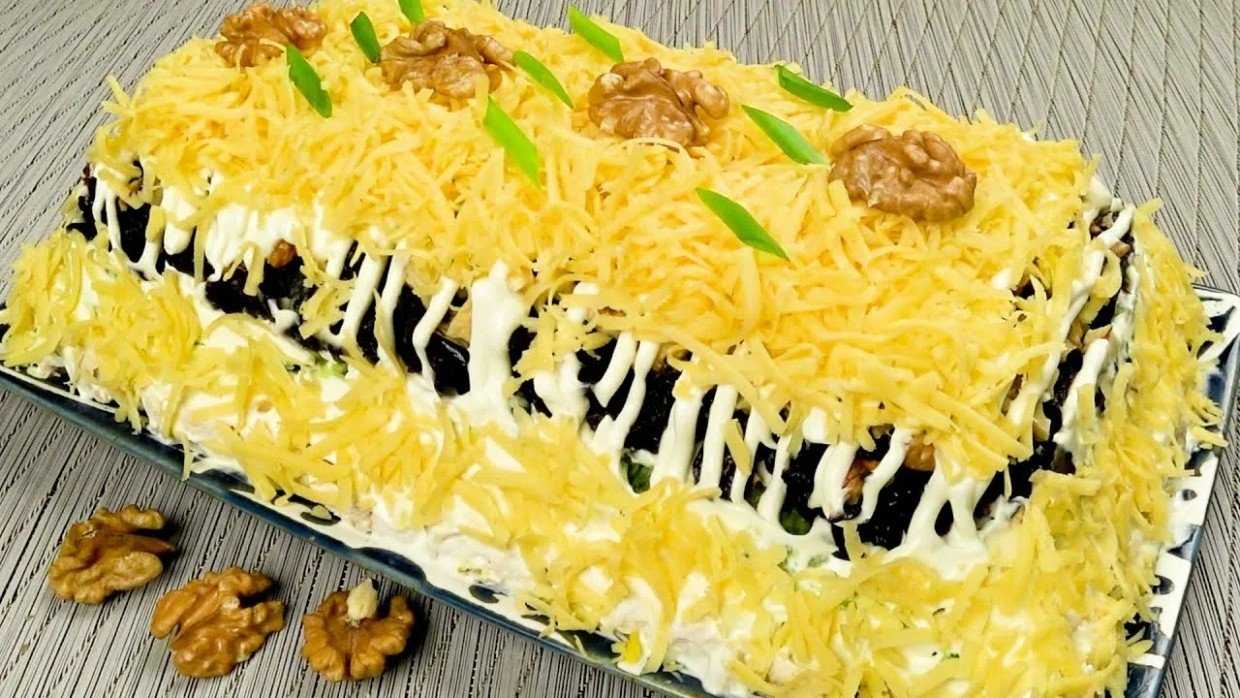 Гости всегда просят рецепт: этот салат с черносливом и курицей первым исчезает со стола — теперь готовлю только так