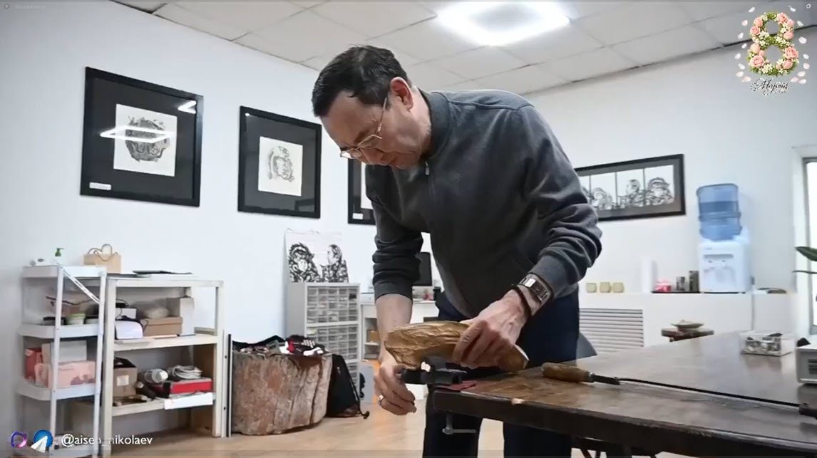 Айсен Николаев по традиции сделал подарки супруге и дочерям к 8 Марта