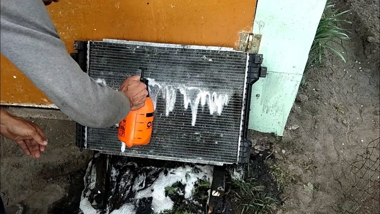 Шпаргалка для автомобилистов: как правильно мыть радиатор — чтобы ничего не повредить