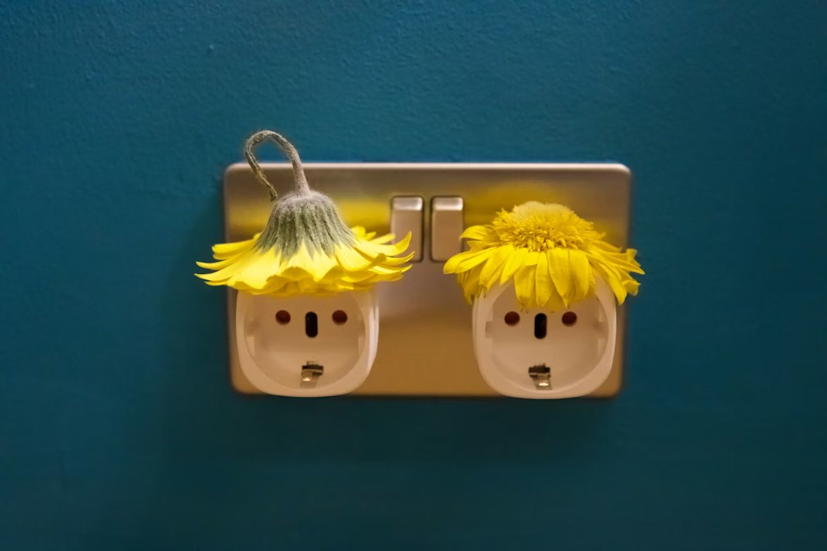 Неудобно только на голове стоять — гениальный способ «перенести» розетки, если они расположены не так, как вам нужно