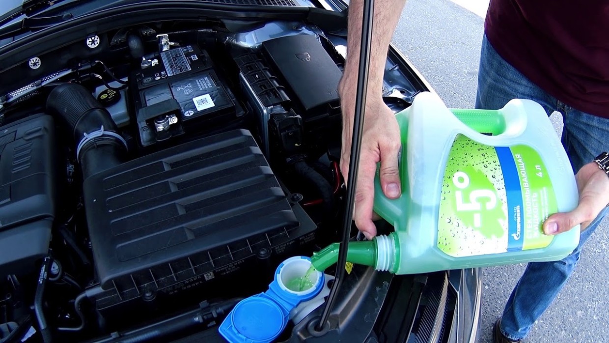 Чистота без затрат: 4 народных средства — которые заменят дорогую «омывайку»