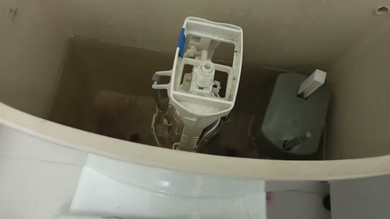 Кнопка бачка унитаза западает: что делать — решаем проблему без мастеров