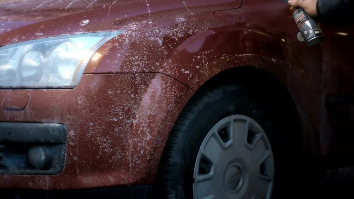 Хром засияет как новый: зачем опытные водители весной протирают машину лимоном