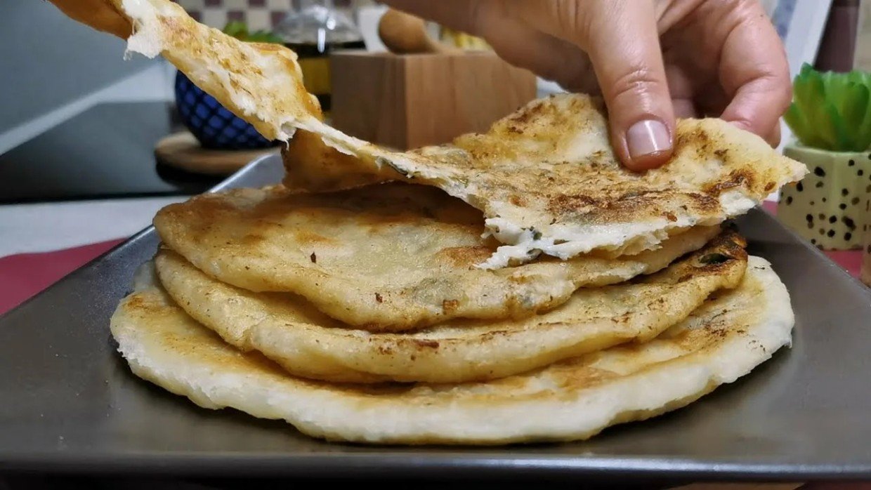 Заменит и хлеб, и чебуреки: готовлю сытные мясные лепёшки на сухой сковороде — съедаются за минуту