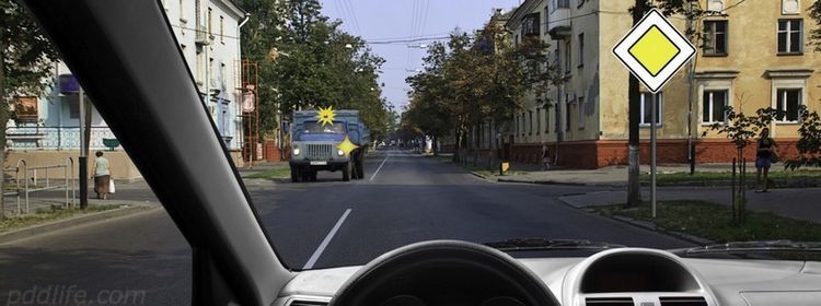 Не каждый мигающий освобождает от соблюдения правил — цвет лампочки на крыше не даёт права на ошибку: экзамен ПДД выяснил, чего не знали 48% сдававших