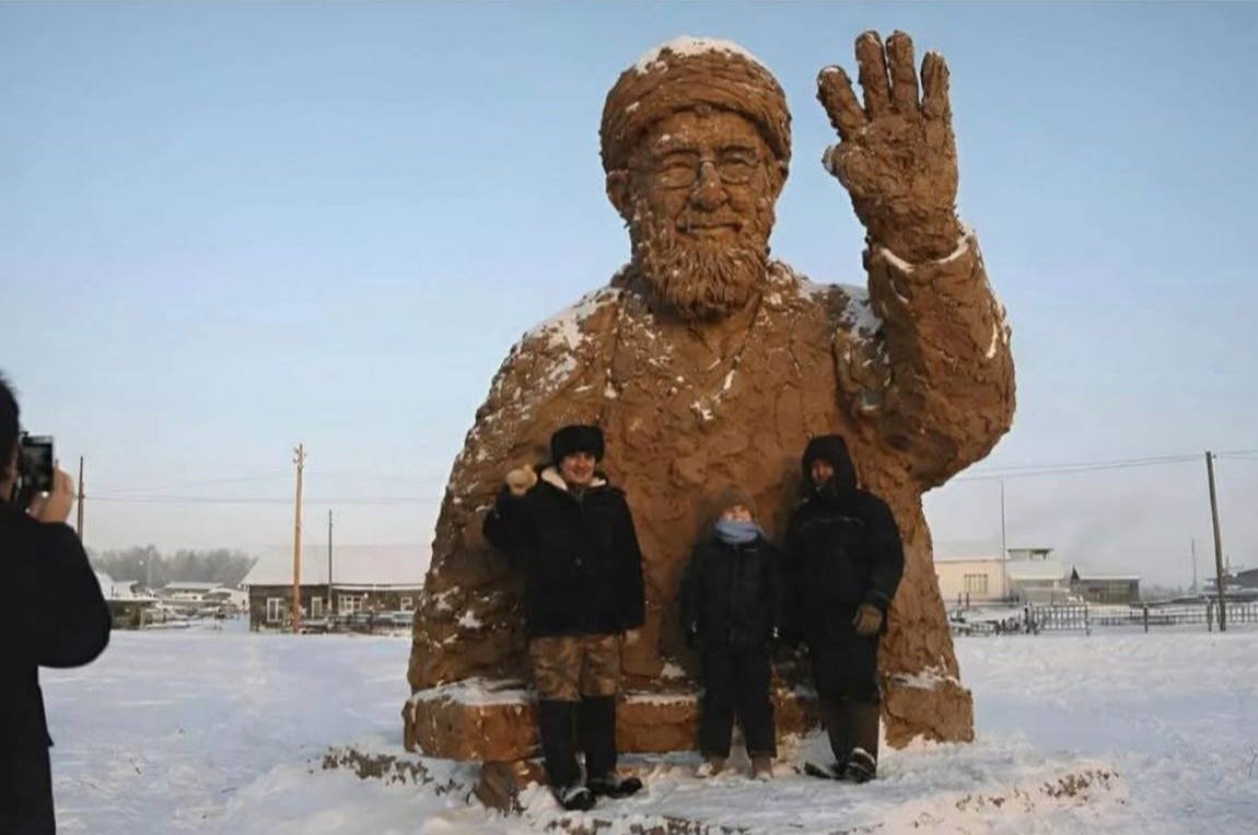 В Якутии вылепили Али Хаменеи из навоза?