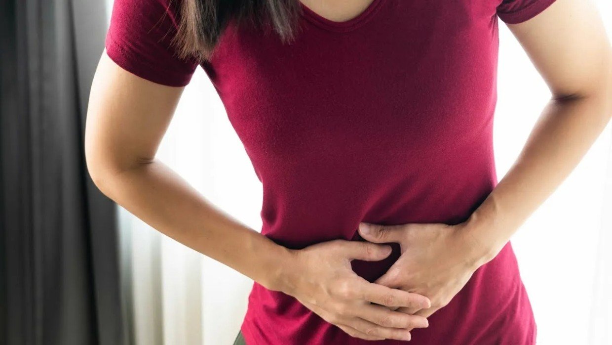 Забудьте о тяжести в животе: копеечная добавка из подорожника, которая «чистит» организм после 50 лет