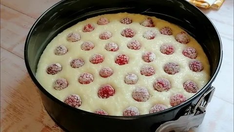 Манник по рецепту Натальи Калниной: пышный, сочный и без лишних хлопот — секрет в пропитке