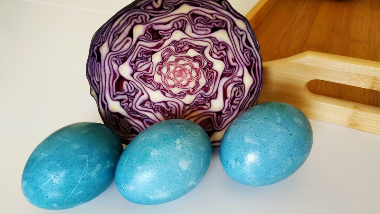 Никакой покупной химии: красим яйца на Пасху при помощи капусты — и получаем невероятно красивые оттенки