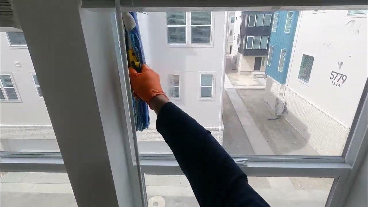 Мелочь, которая решает: один простой приём избавит от грязи на окнах — мастера молчат об этом