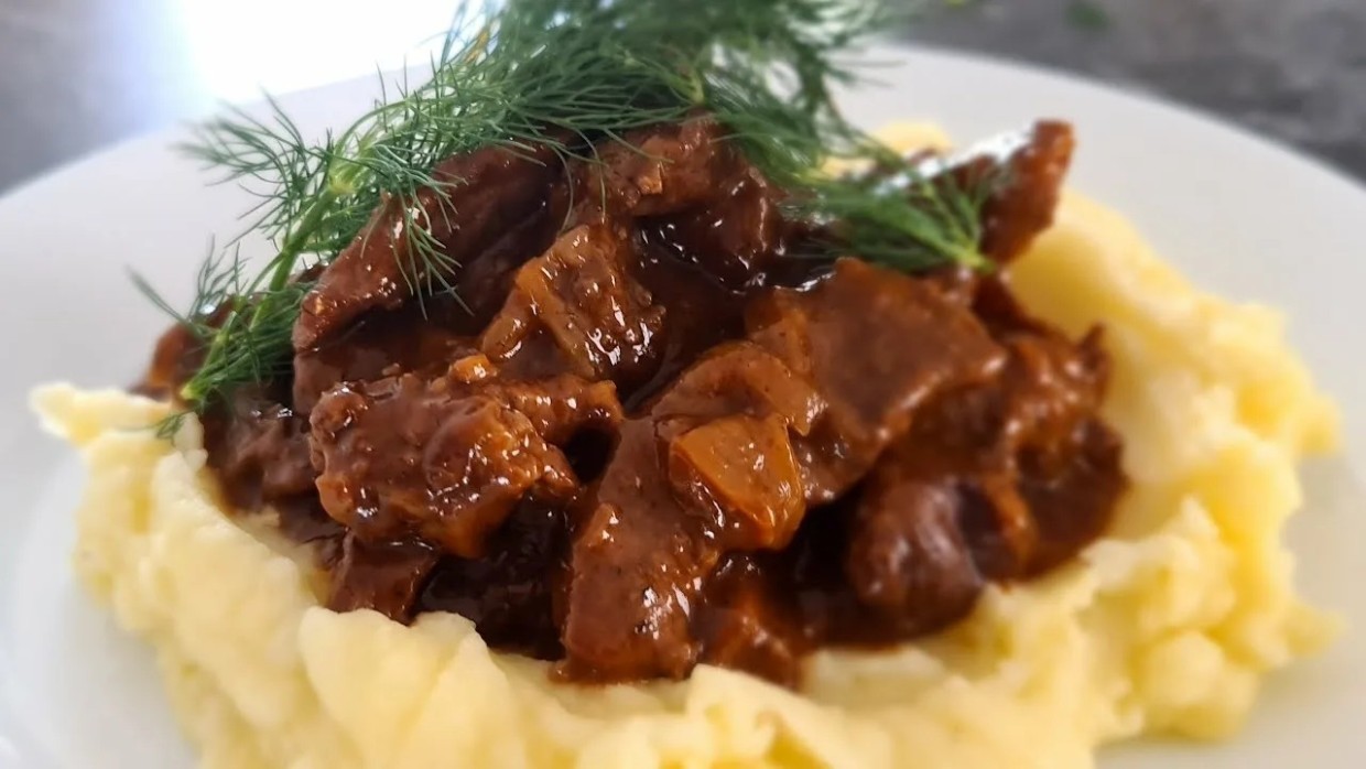 Секрет нежности от Ивлева: как приготовить бефстроганов по-деревенски, который тает во рту