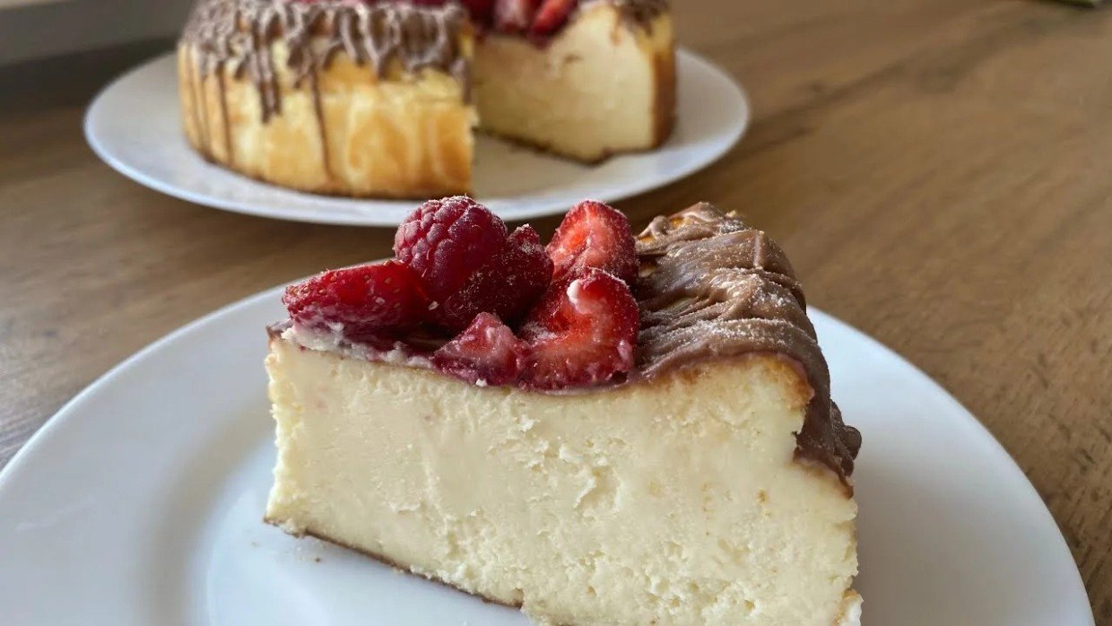 Словно из кондитерской: готовлю нежный ягодный пирог с заварным кремом из самых простых продуктов