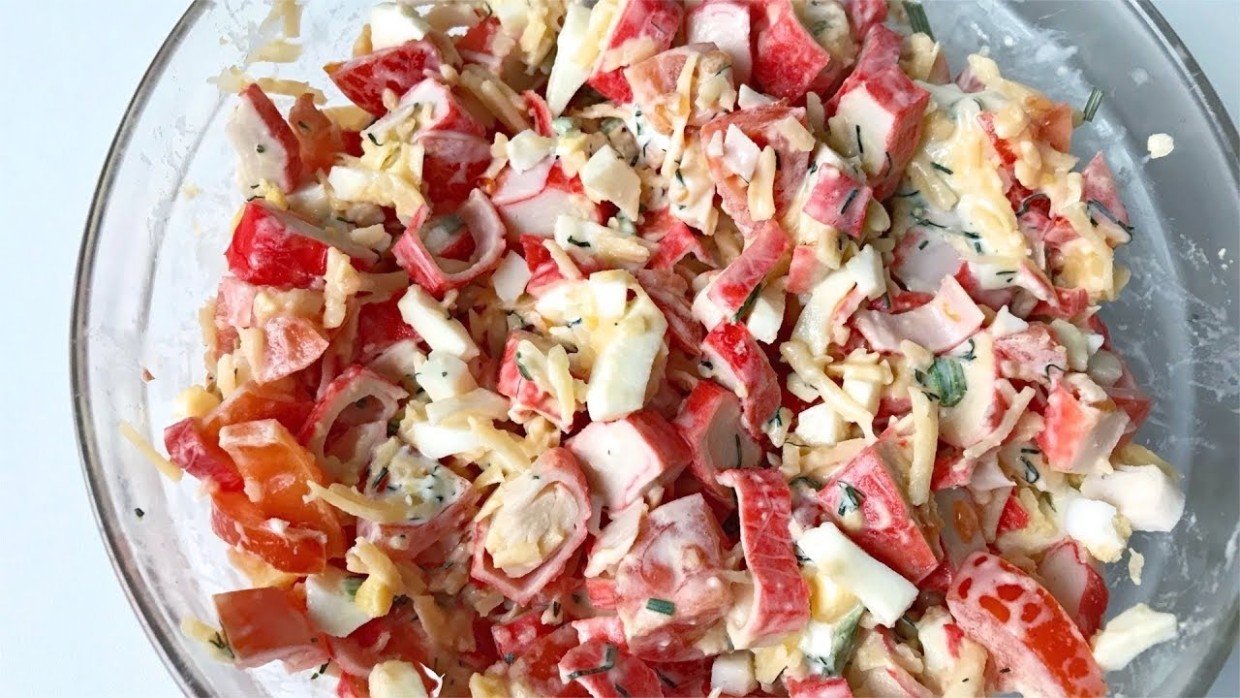 Весенний, яркий, вкусный: простой салат с крабовыми палочками — из 4-х продуктов