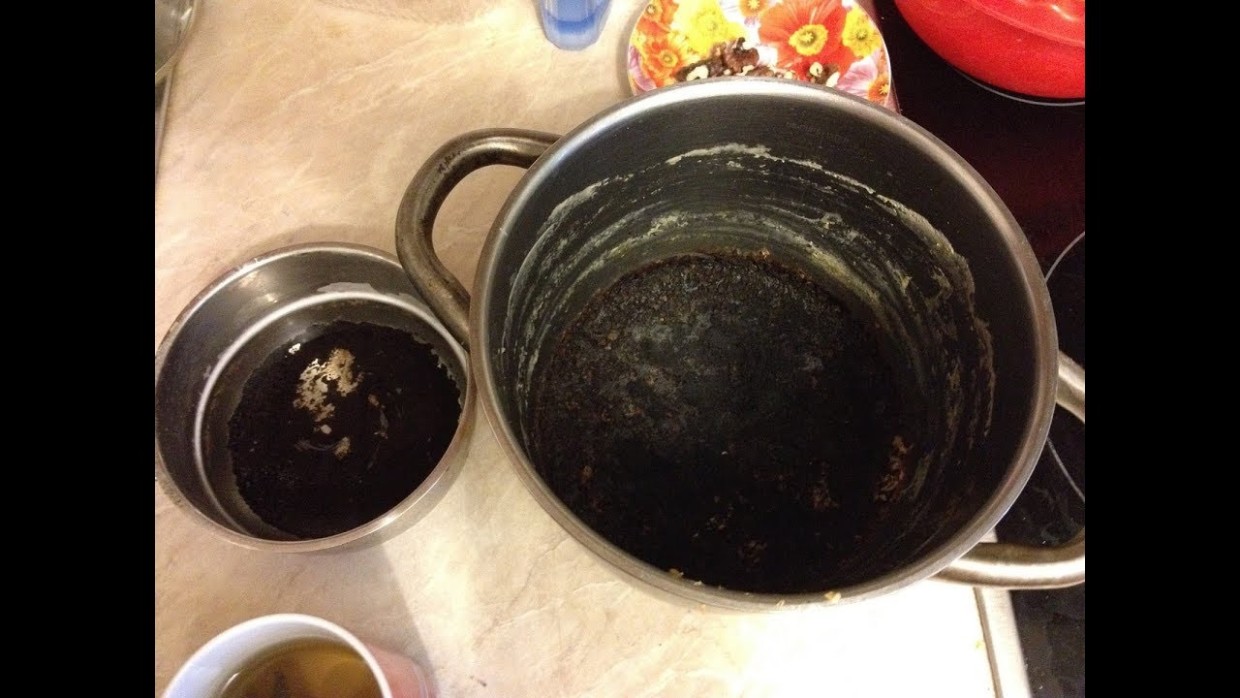 Без агрессивной химии и изматывающих действий: 3 ленивых способа против нагара — отмоют всё, что надо