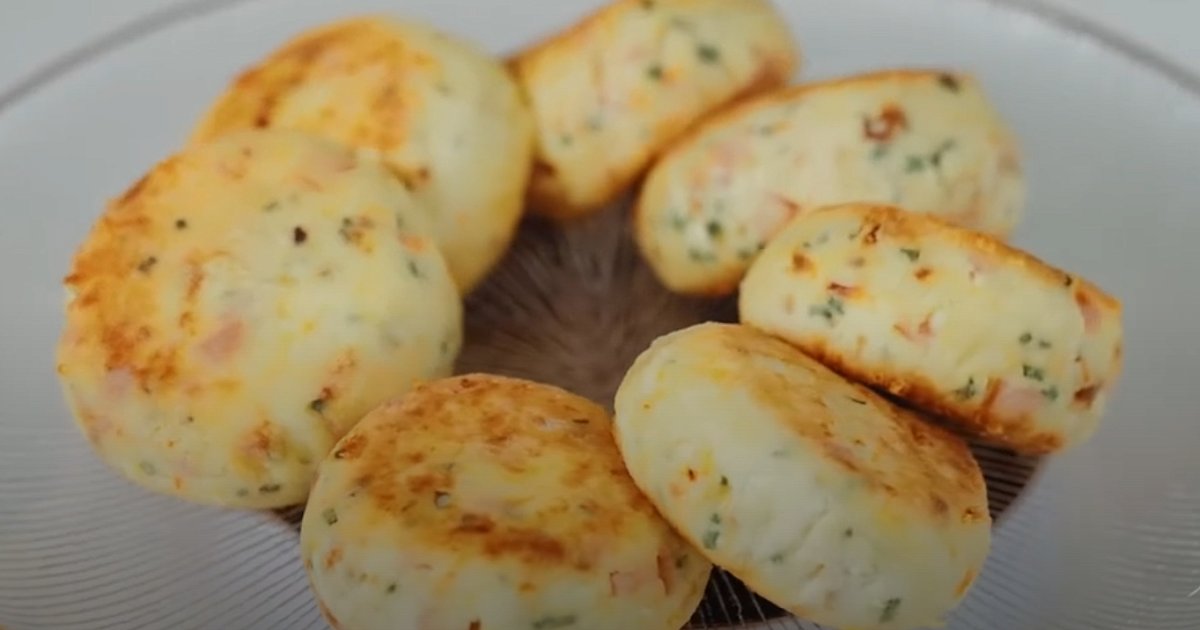 С сахаром больше не готовлю: сытные сырники с ветчиной и томатами по рецепту шефа Ивлева