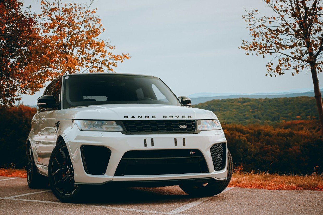 Качество люкс — не Range Rover, но его китайский брат, теперь этот мощный внедорожник продается и в РФ
