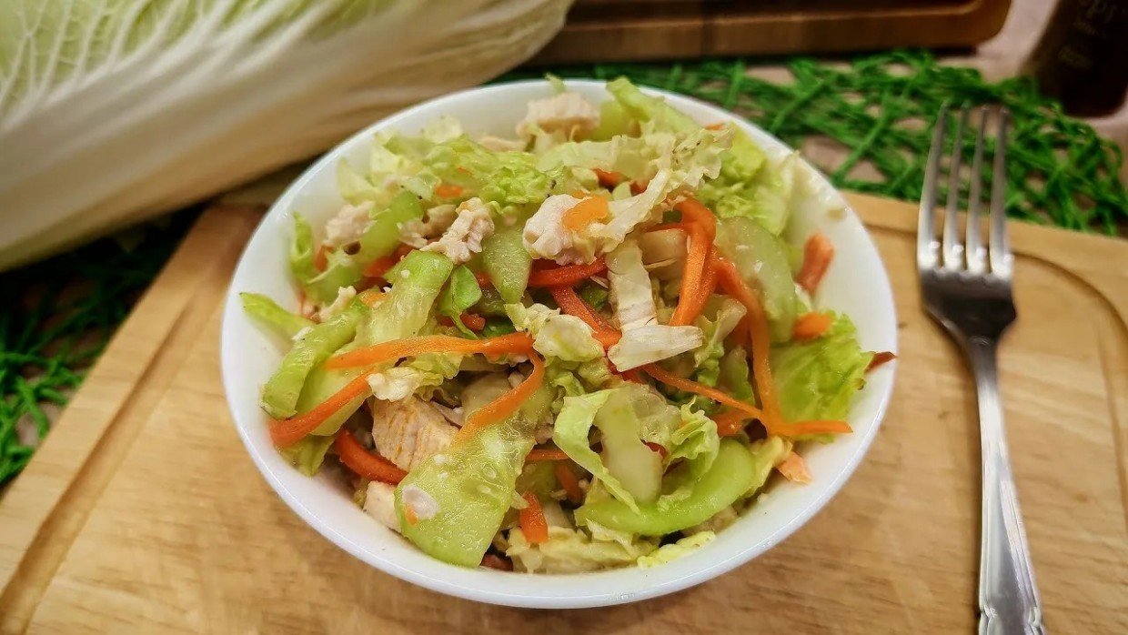 Прощай, зимняя тяжесть: лёгкий салат с «яичной соломкой», который заменит ужин