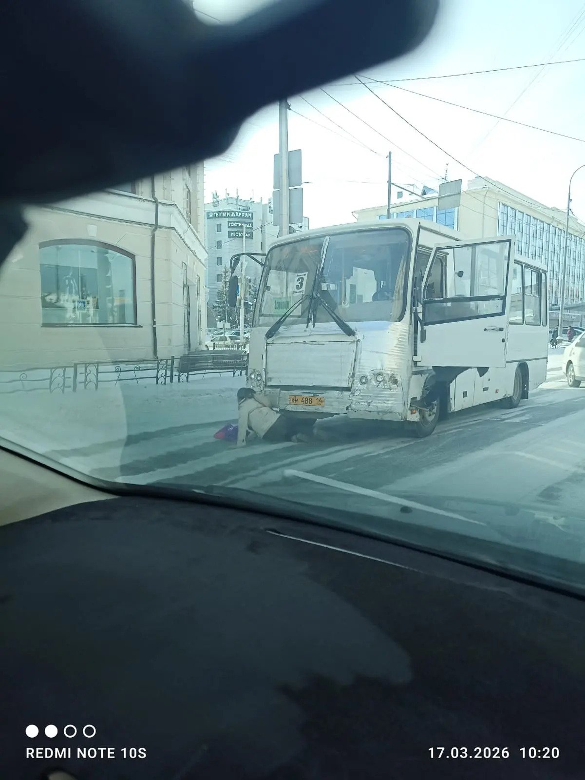 В Якутске женщина чуть не угодила под автобус