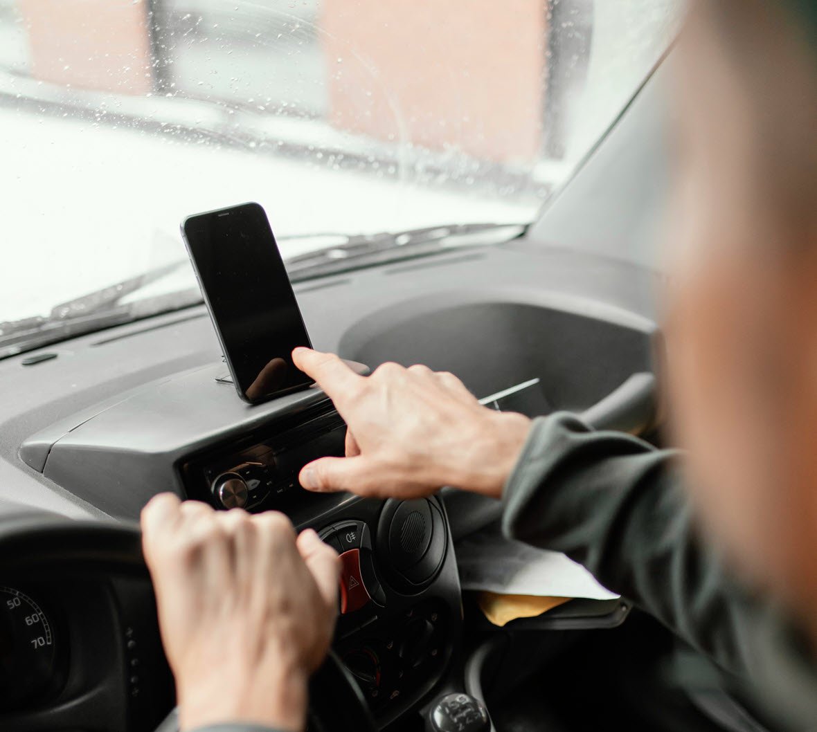 "Приставил к голове водителя оружие, а затем выстрелил в  ногу". Следком о деле замначальника "Бюро СМЭ" в Якутске