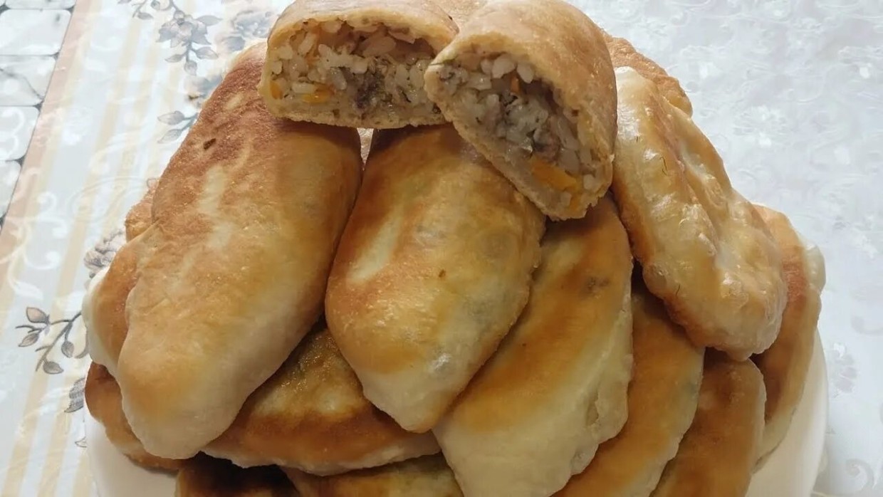 Нежное тесто и сытная начинка: постные пирожки с рисом — любимое блюдо для перекуса