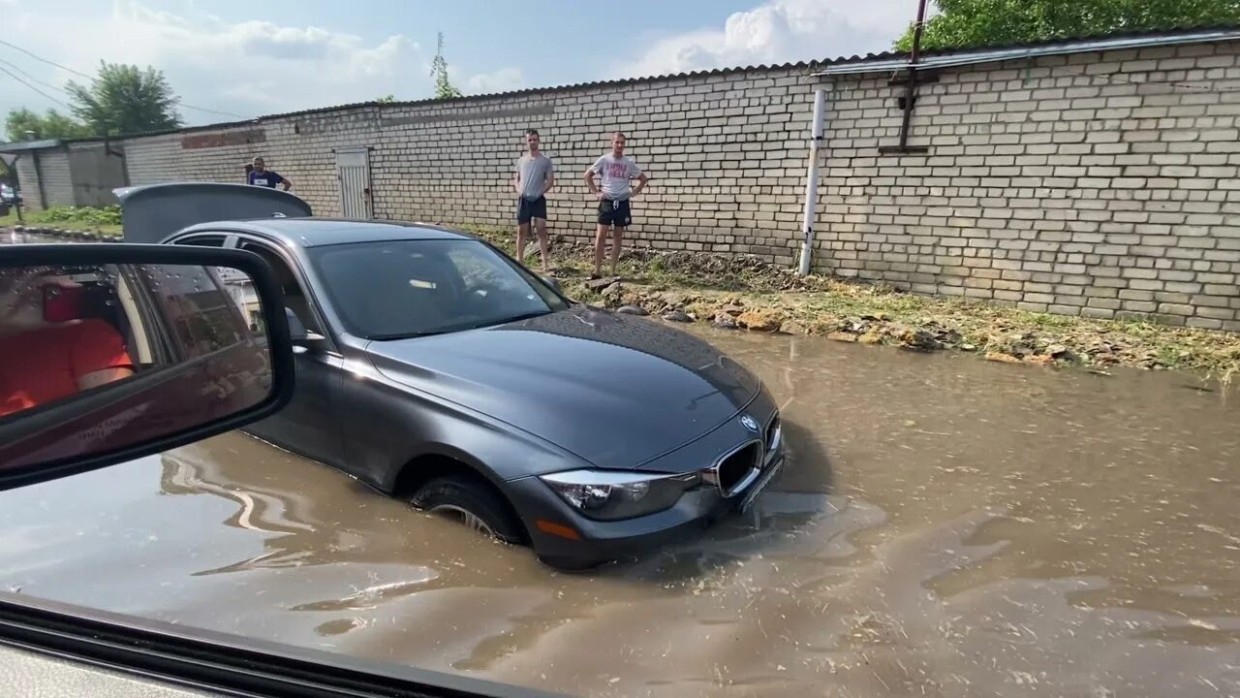 Безопасность превыше всего: как проезжать лужи на машине — чтобы не получить гидроудар