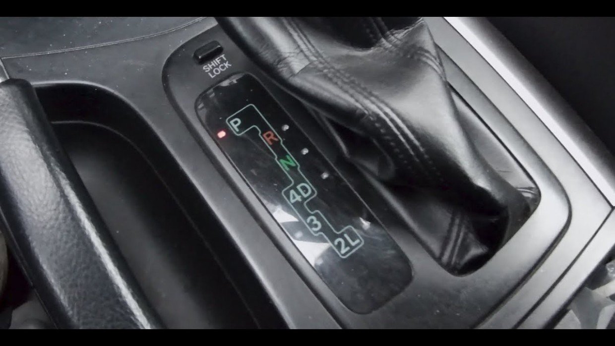 Надо или нет: обязательно ли переводить АКПП в нейтраль, когда стоишь на светофоре