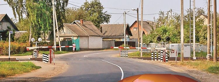 Где тормозить, если нет знаков и разметки — шлагбаум вам в помощь: вопрос экзамена по ПДД, в котором на ровном месте ошибаются 18%